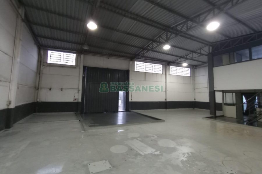 Pavilhão com 286m², no bairro Ana Rech em Caxias do Sul para Alugar