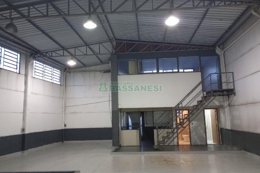 Pavilhão com 286m², no bairro Ana Rech em Caxias do Sul para Alugar