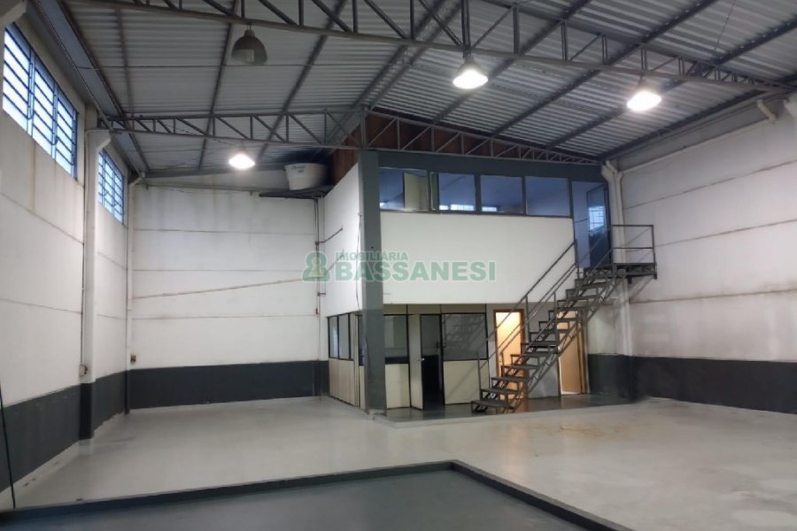 Pavilhão com 286m², no bairro Ana Rech em Caxias do Sul para Alugar