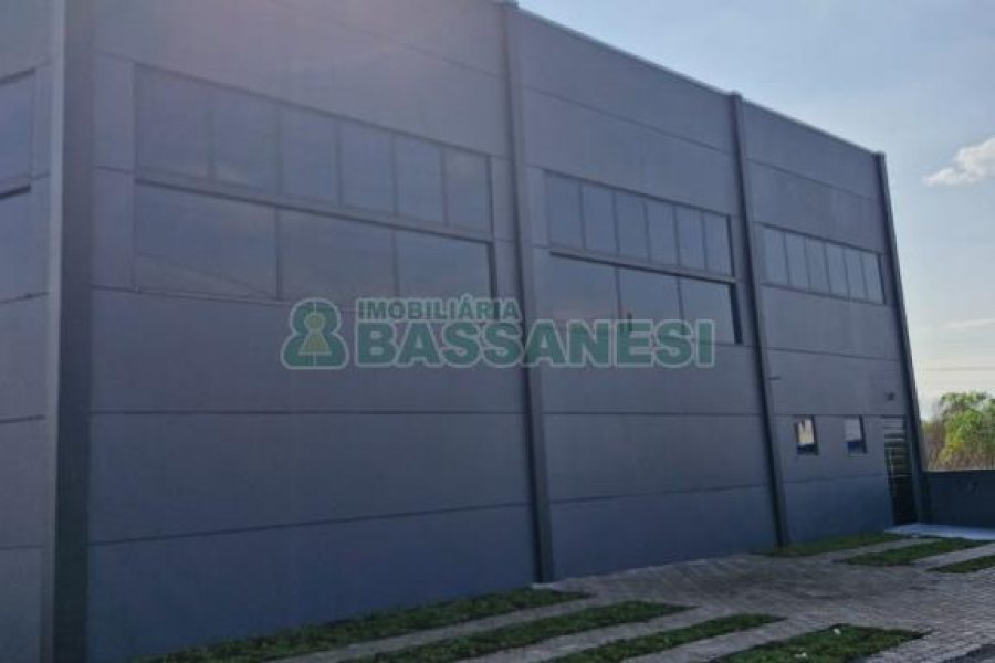 Pavilhão com 334m², no bairro De Lazzer em Caxias do Sul para Comprar