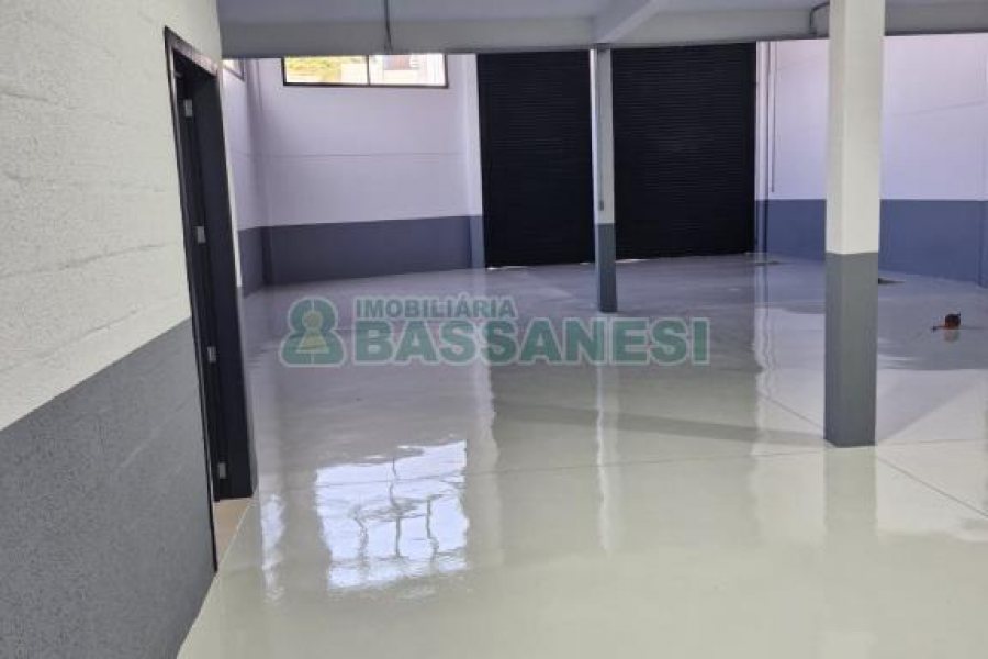 Pavilhão com 334m², no bairro De Lazzer em Caxias do Sul para Comprar