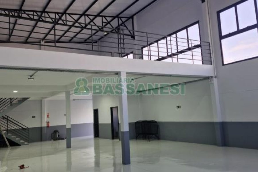 Pavilhão com 334m², no bairro De Lazzer em Caxias do Sul para Comprar
