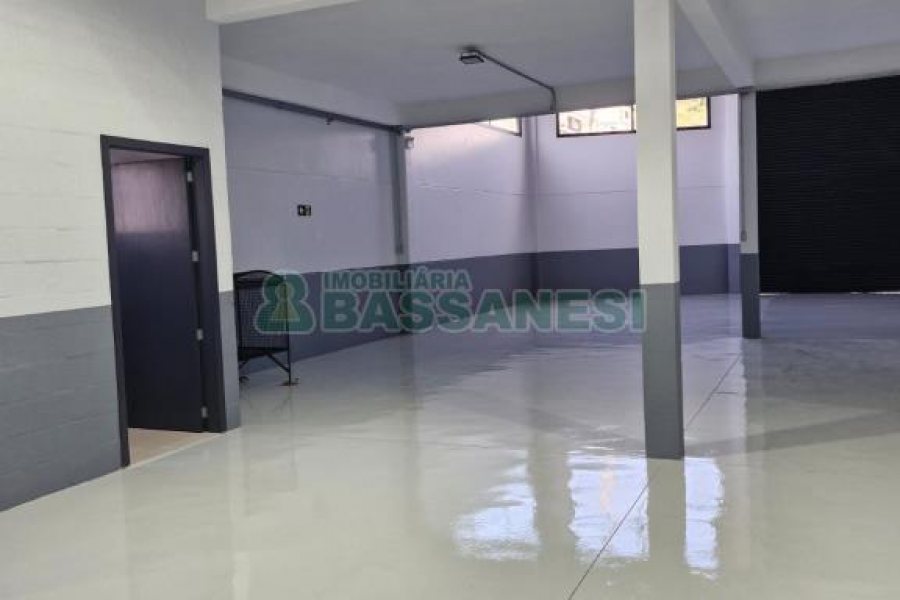 Pavilhão com 334m², no bairro De Lazzer em Caxias do Sul para Comprar