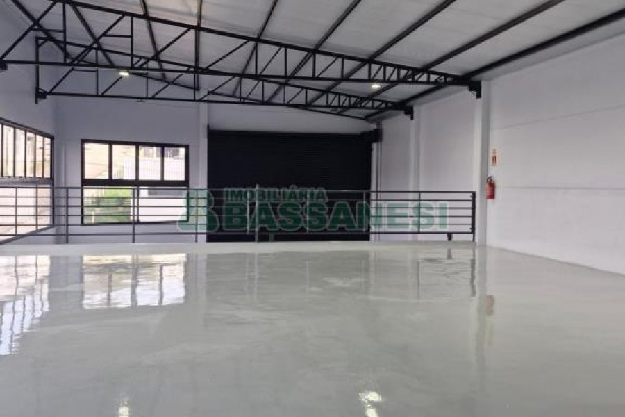 Pavilhão com 334m², no bairro De Lazzer em Caxias do Sul para Comprar