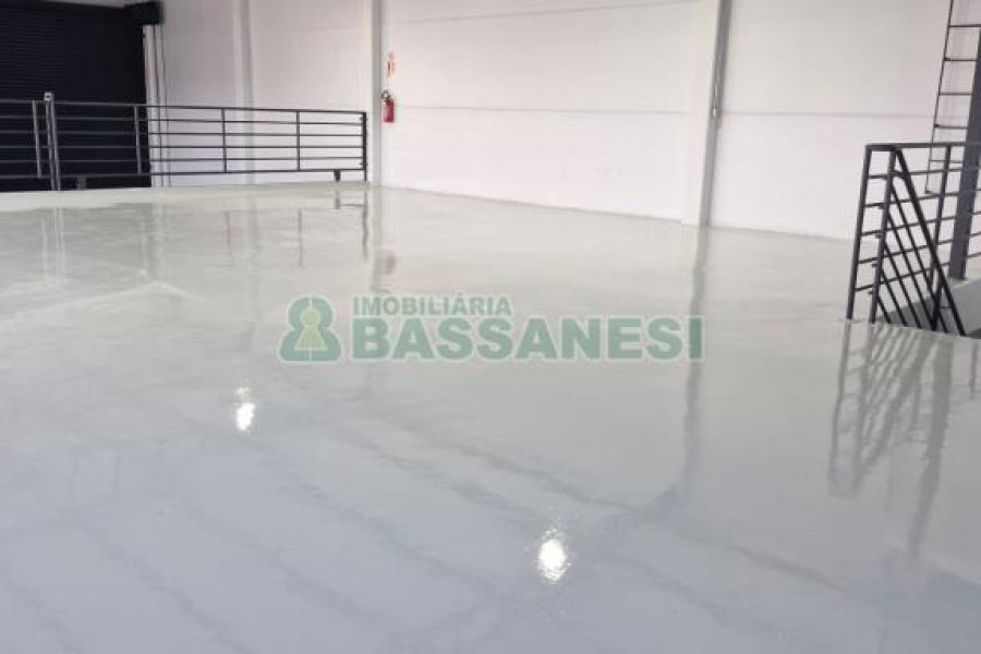 Pavilhão com 334m², no bairro De Lazzer em Caxias do Sul para Comprar