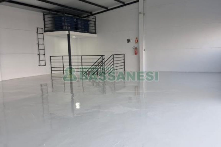 Pavilhão com 334m², no bairro De Lazzer em Caxias do Sul para Comprar