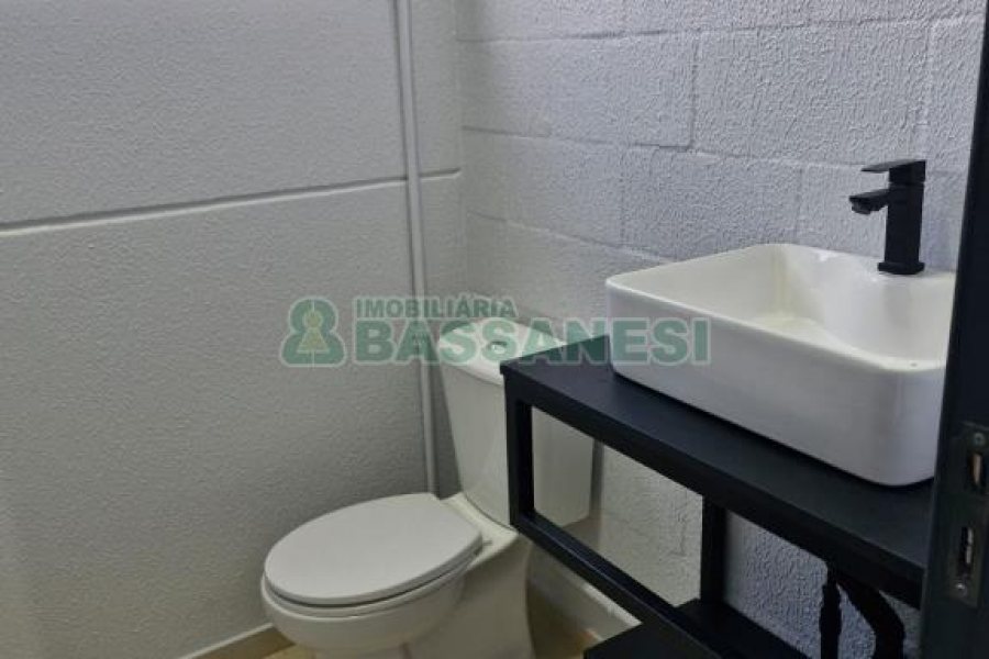 Pavilhão com 334m², no bairro De Lazzer em Caxias do Sul para Comprar