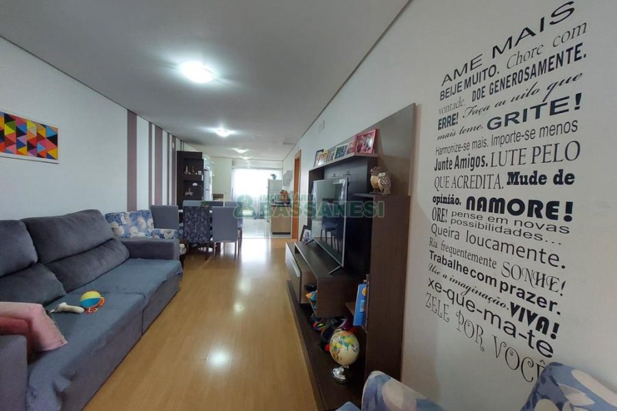 Apartamento com 82m², 2 dormitórios, 2 vagas, no bairro Kayser em Caxias do Sul para Comprar