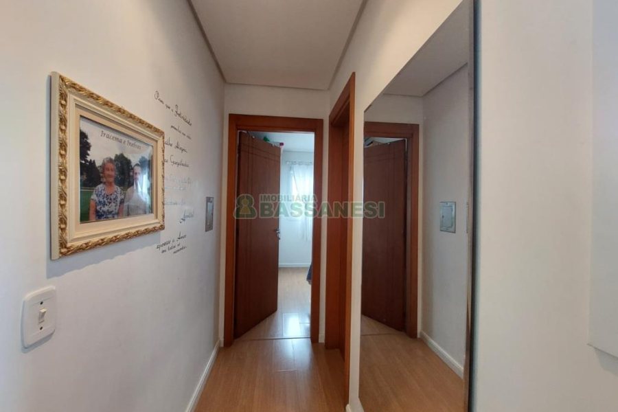 Apartamento com 82m², 2 dormitórios, 2 vagas, no bairro Kayser em Caxias do Sul para Comprar