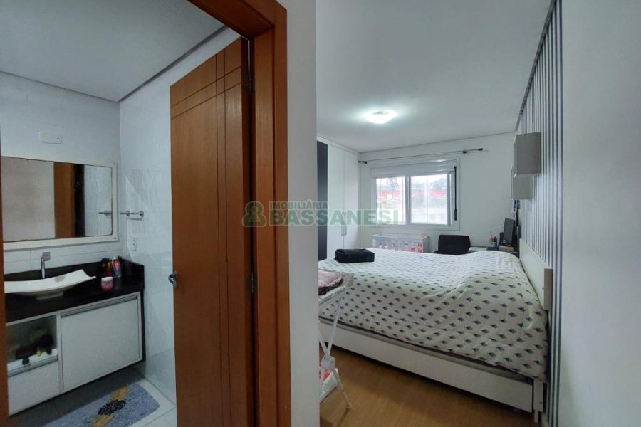 Apartamento com 82m², 2 dormitórios, 2 vagas, no bairro Kayser em Caxias do Sul para Comprar