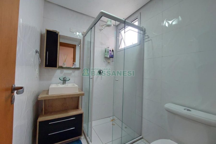 Apartamento com 82m², 2 dormitórios, 2 vagas, no bairro Kayser em Caxias do Sul para Comprar