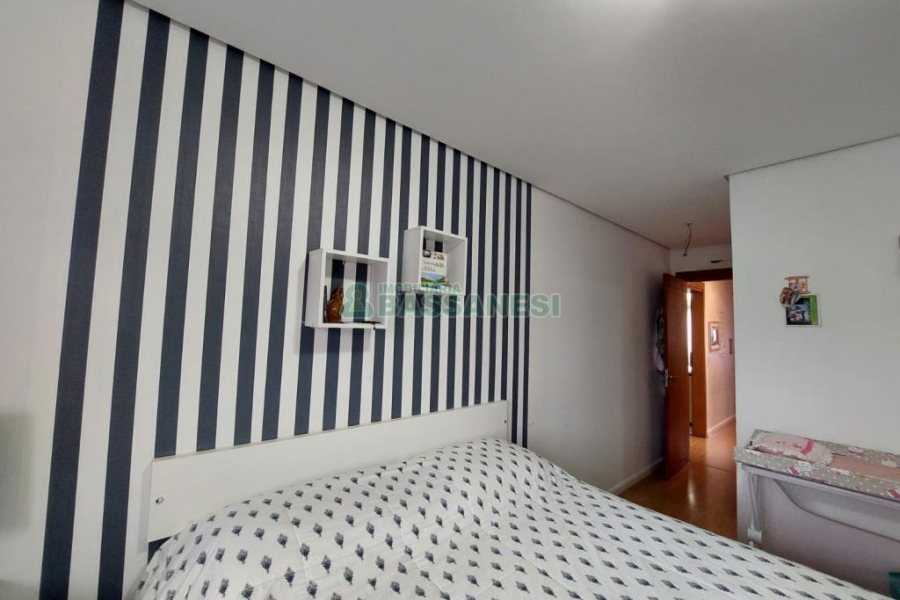 Apartamento com 82m², 2 dormitórios, 2 vagas, no bairro Kayser em Caxias do Sul para Comprar