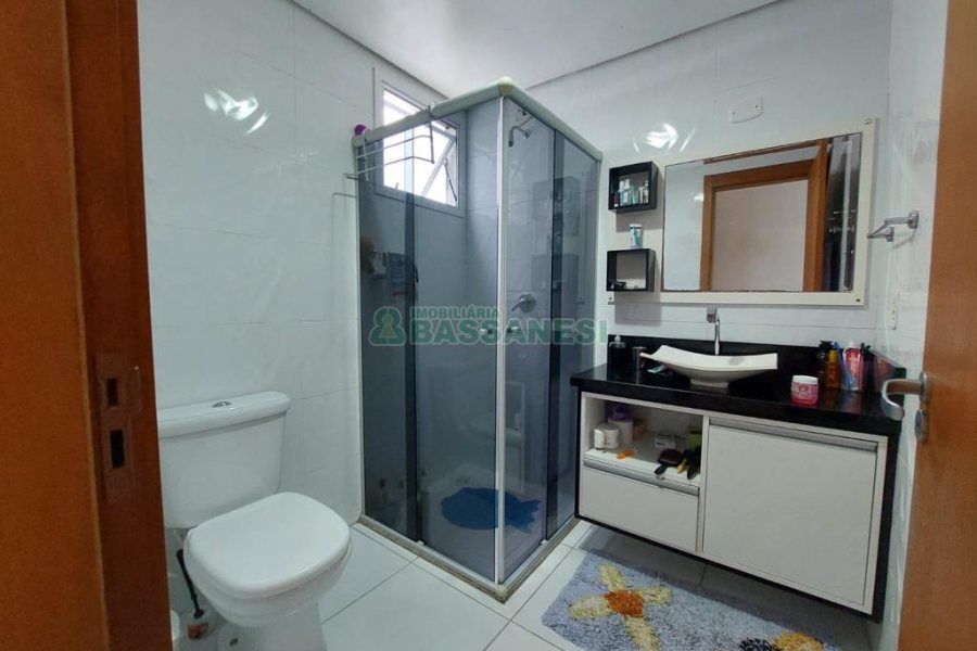 Apartamento com 82m², 2 dormitórios, 2 vagas, no bairro Kayser em Caxias do Sul para Comprar