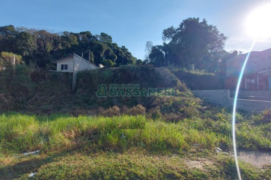 Terreno com 394m², no bairro Charqueadas em Caxias do Sul para Comprar