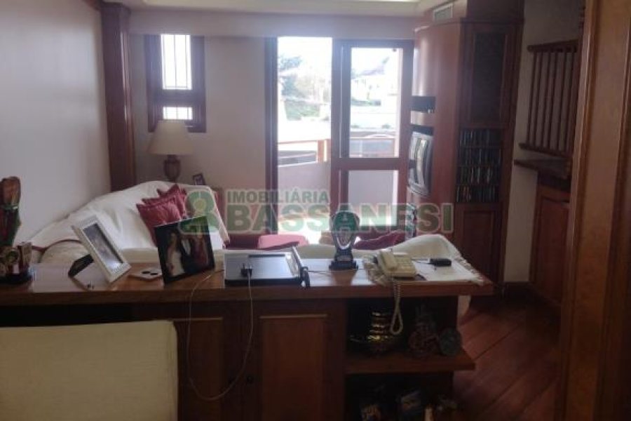 Apartamento com 259m², 4 dormitórios, 2 vagas, no bairro Pio X em Caxias do Sul para Comprar