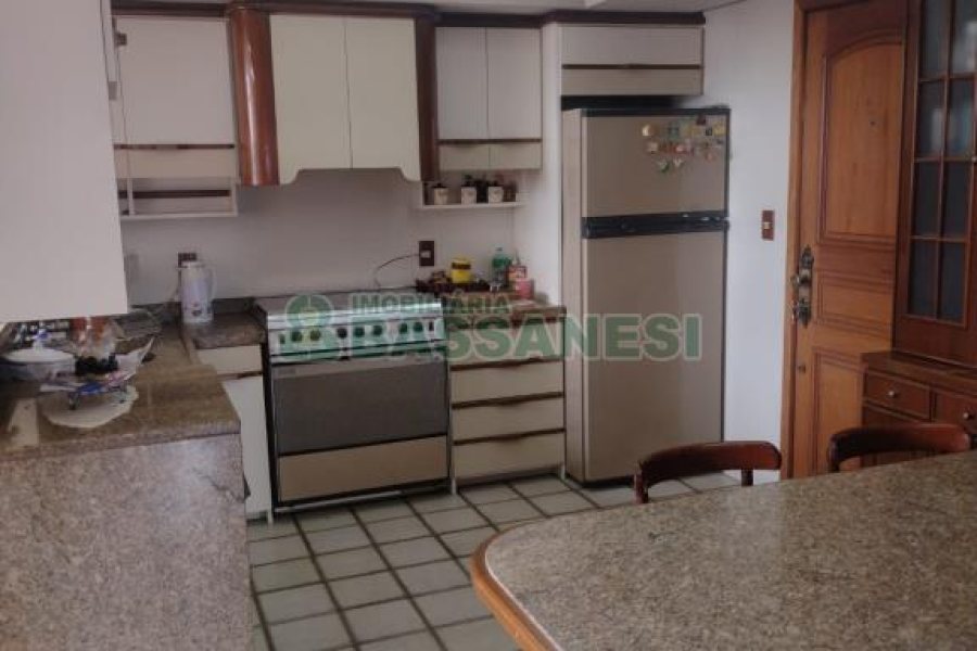 Apartamento com 259m², 4 dormitórios, 2 vagas, no bairro Pio X em Caxias do Sul para Comprar