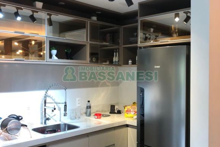 Apto Mobiliado com 90m², 2 dormitórios, 3 vagas, no bairro Charqueadas em Caxias do Sul para Alugar