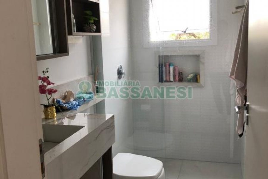 Apto Mobiliado com 90m², 2 dormitórios, 3 vagas, no bairro Charqueadas em Caxias do Sul para Alugar