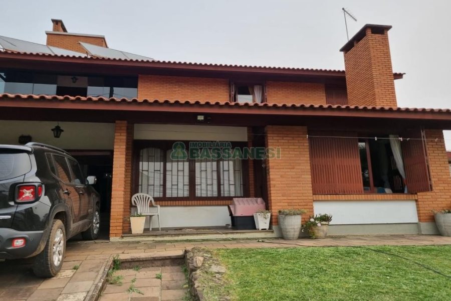Casa com 317m², 3 dormitórios, 2 vagas, no bairro De Lazzer em Caxias do Sul para Comprar