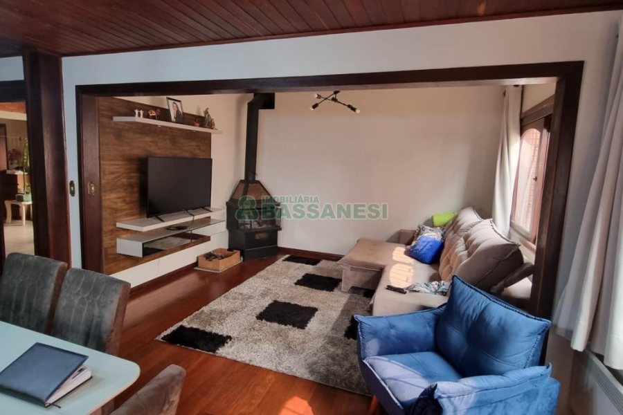 Casa com 317m², 3 dormitórios, 2 vagas, no bairro De Lazzer em Caxias do Sul para Comprar