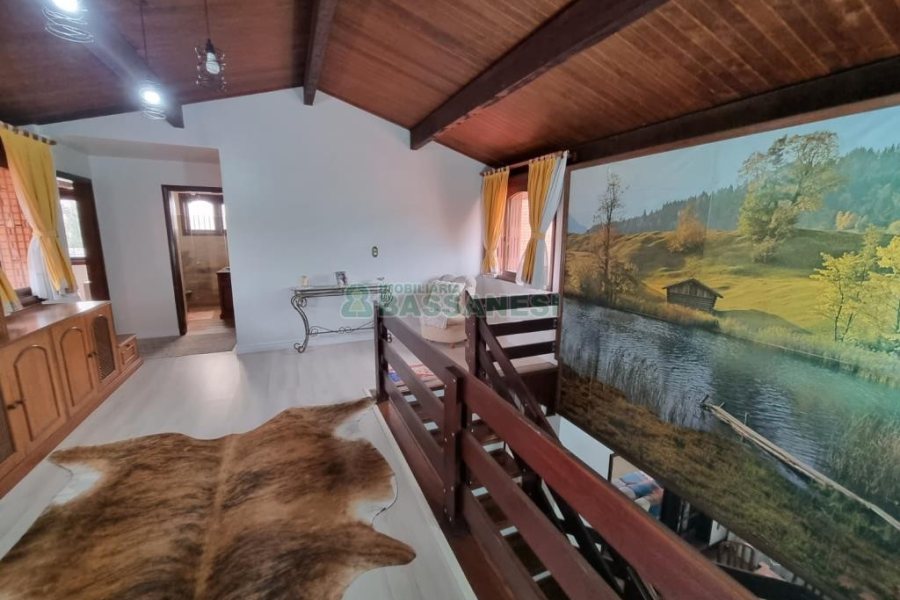 Casa com 317m², 3 dormitórios, 2 vagas, no bairro De Lazzer em Caxias do Sul para Comprar