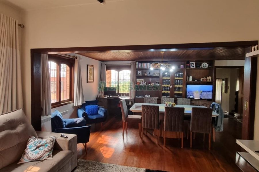 Casa com 317m², 3 dormitórios, 2 vagas, no bairro De Lazzer em Caxias do Sul para Comprar