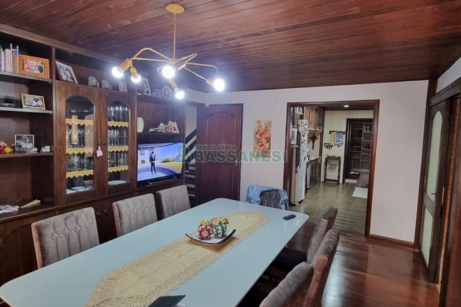 Casa com 317m², 3 dormitórios, 2 vagas, no bairro De Lazzer em Caxias do Sul para Comprar