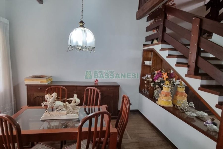 Casa com 317m², 3 dormitórios, 2 vagas, no bairro De Lazzer em Caxias do Sul para Comprar