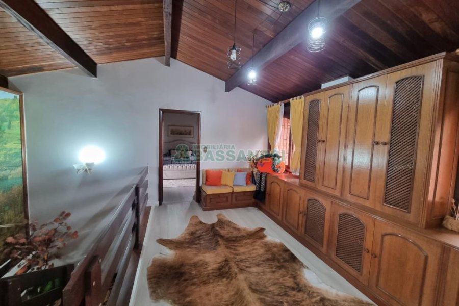 Casa com 317m², 3 dormitórios, 2 vagas, no bairro De Lazzer em Caxias do Sul para Comprar
