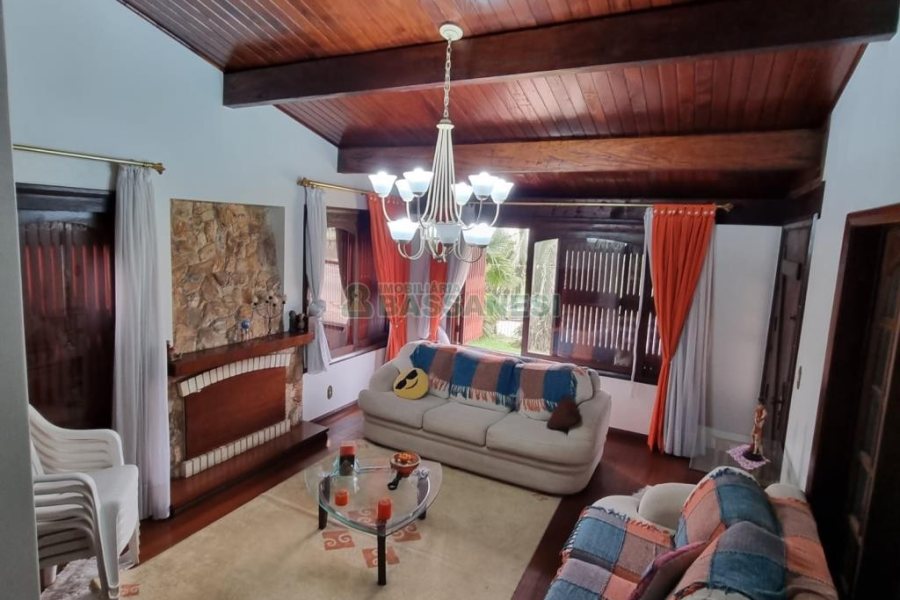 Casa com 317m², 3 dormitórios, 2 vagas, no bairro De Lazzer em Caxias do Sul para Comprar