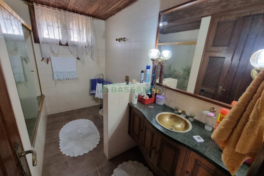 Casa com 317m², 3 dormitórios, 2 vagas, no bairro De Lazzer em Caxias do Sul para Comprar