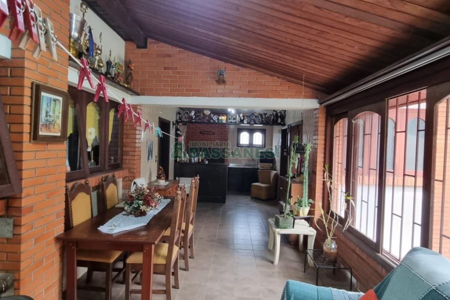 Casa com 317m², 3 dormitórios, 2 vagas, no bairro De Lazzer em Caxias do Sul para Comprar