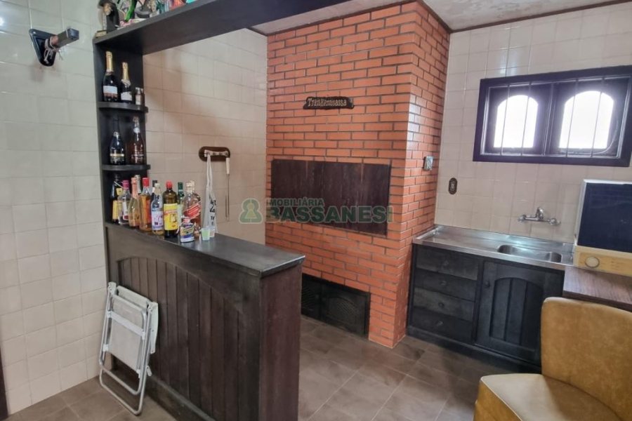 Casa com 317m², 3 dormitórios, 2 vagas, no bairro De Lazzer em Caxias do Sul para Comprar