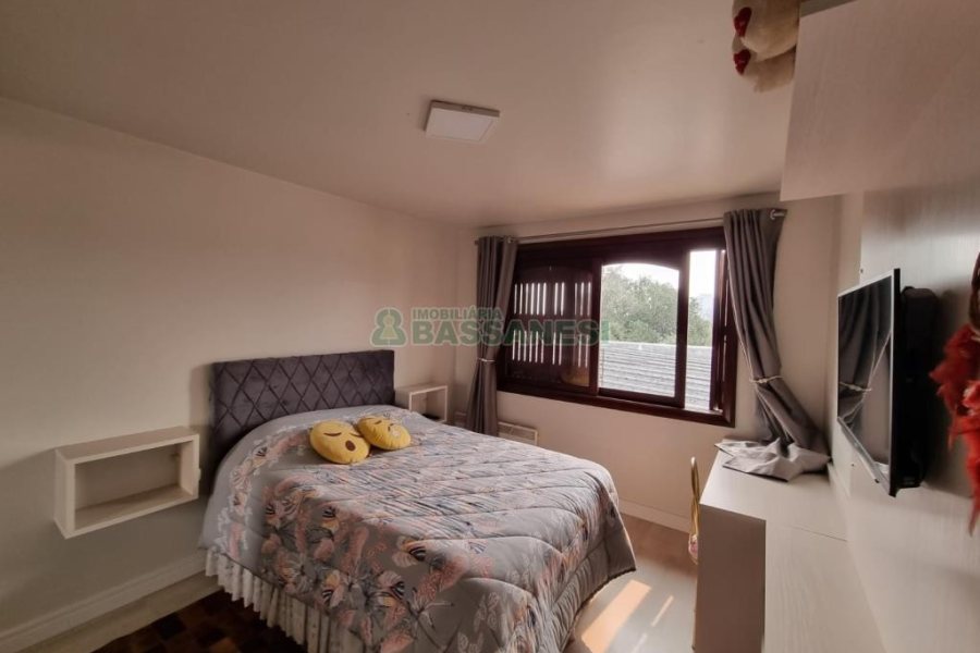 Casa com 317m², 3 dormitórios, 2 vagas, no bairro De Lazzer em Caxias do Sul para Comprar