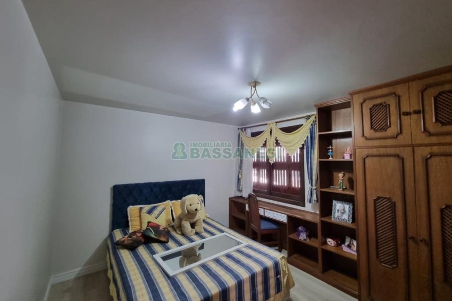 Casa com 317m², 3 dormitórios, 2 vagas, no bairro De Lazzer em Caxias do Sul para Comprar