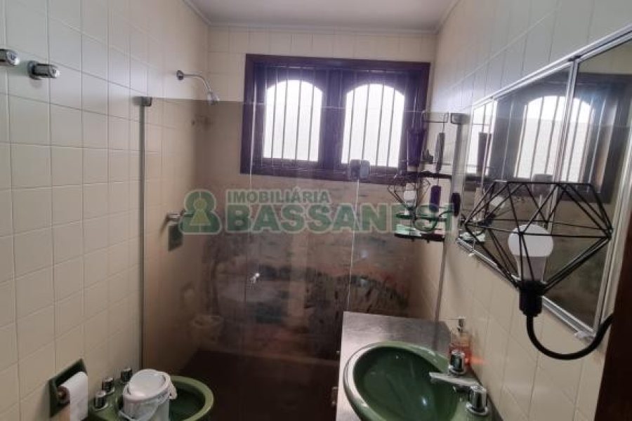 Casa com 317m², 3 dormitórios, 2 vagas, no bairro De Lazzer em Caxias do Sul para Comprar