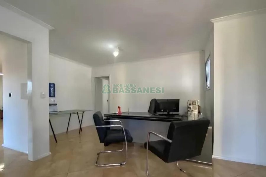 Casa com 300m², 4 dormitórios, 2 vagas, no bairro Universitário em Caxias do Sul para Alugar