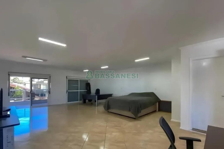Casa com 300m², 4 dormitórios, 2 vagas, no bairro Universitário em Caxias do Sul para Alugar