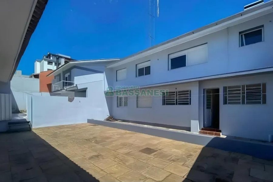 Casa com 300m², 4 dormitórios, 2 vagas, no bairro Universitário em Caxias do Sul para Alugar