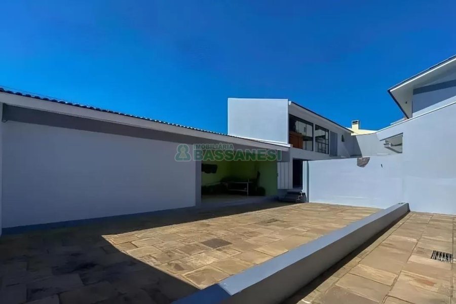 Casa com 300m², 4 dormitórios, 2 vagas, no bairro Universitário em Caxias do Sul para Alugar