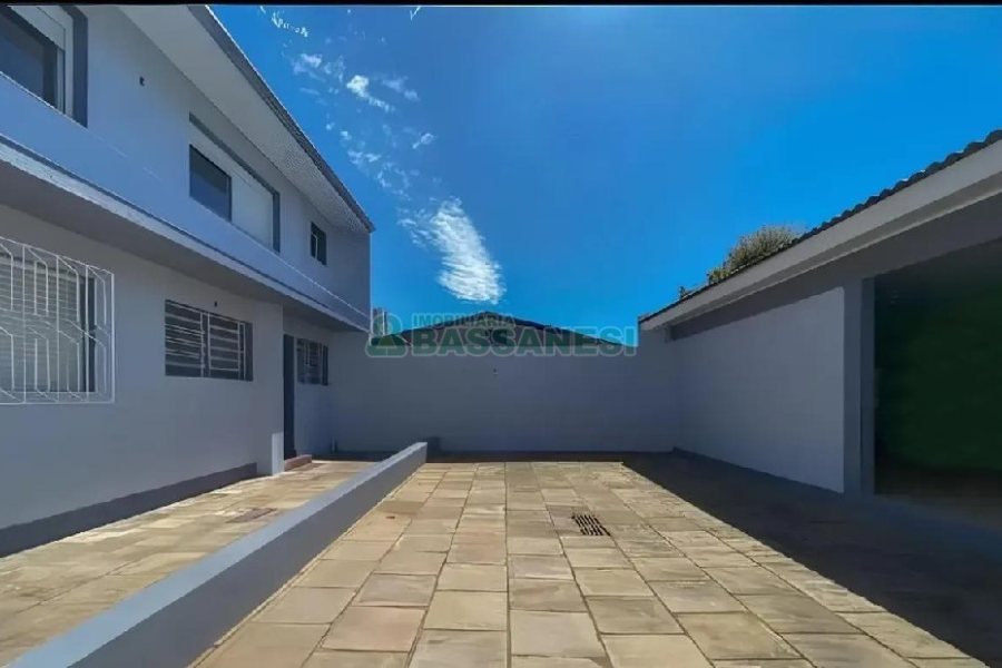 Casa com 300m², 4 dormitórios, 2 vagas, no bairro Universitário em Caxias do Sul para Alugar