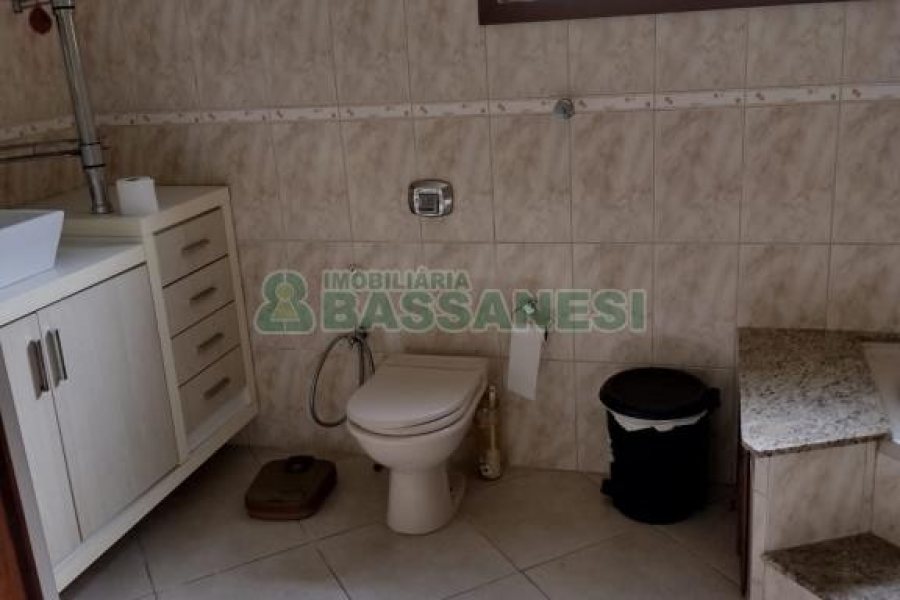 Casa com 228m², 3 dormitórios, 2 vagas, no bairro Panazzolo em Caxias do Sul para Comprar