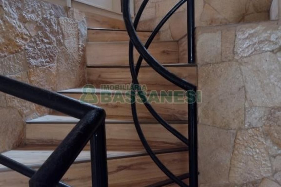 Casa com 228m², 3 dormitórios, 2 vagas, no bairro Panazzolo em Caxias do Sul para Comprar