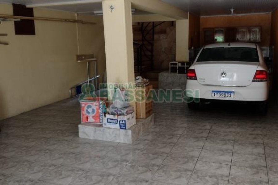 Casa com 228m², 3 dormitórios, 2 vagas, no bairro Panazzolo em Caxias do Sul para Comprar