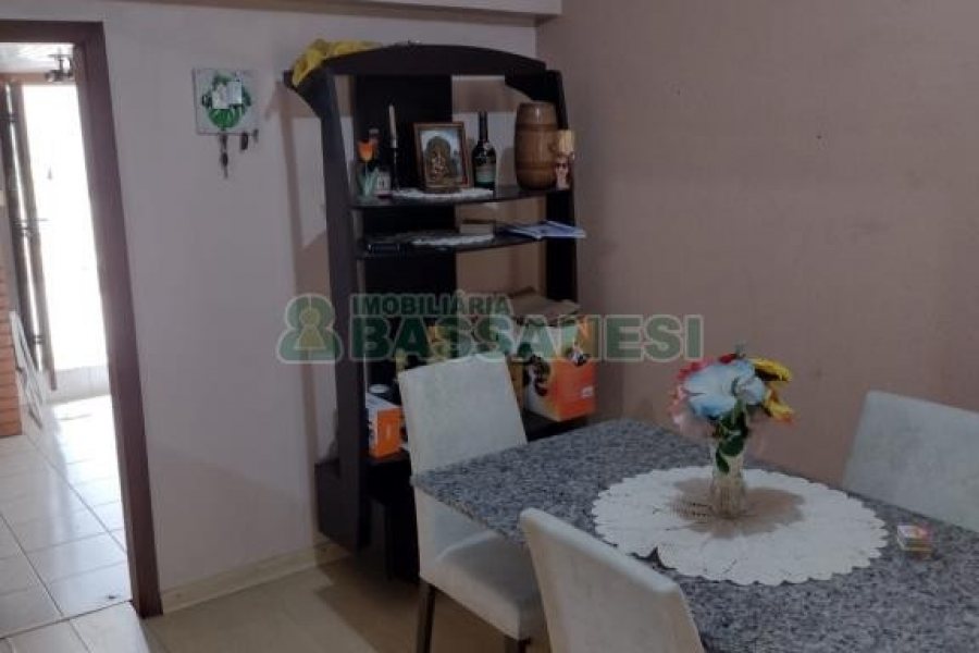 Casa com 228m², 3 dormitórios, 2 vagas, no bairro Panazzolo em Caxias do Sul para Comprar