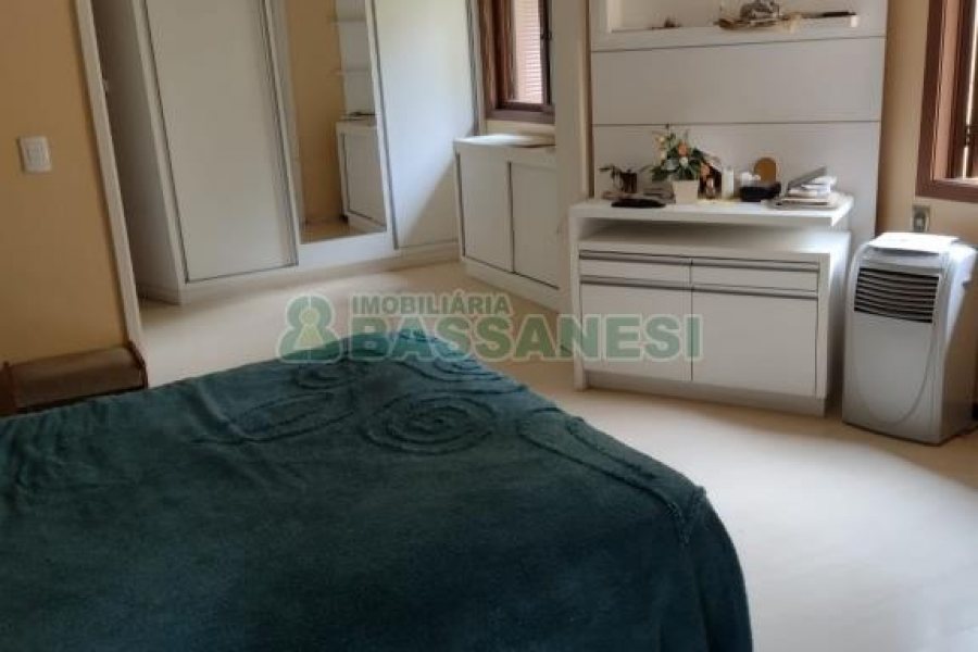 Casa com 228m², 3 dormitórios, 2 vagas, no bairro Panazzolo em Caxias do Sul para Comprar