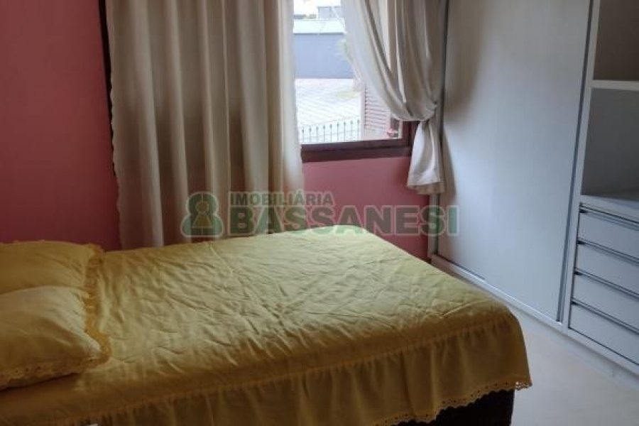 Casa com 228m², 3 dormitórios, 2 vagas, no bairro Panazzolo em Caxias do Sul para Comprar