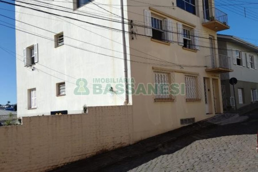 Predio com 313m², 3 dormitórios, 6 vagas, no bairro Rio Branco em Caxias do Sul para Comprar