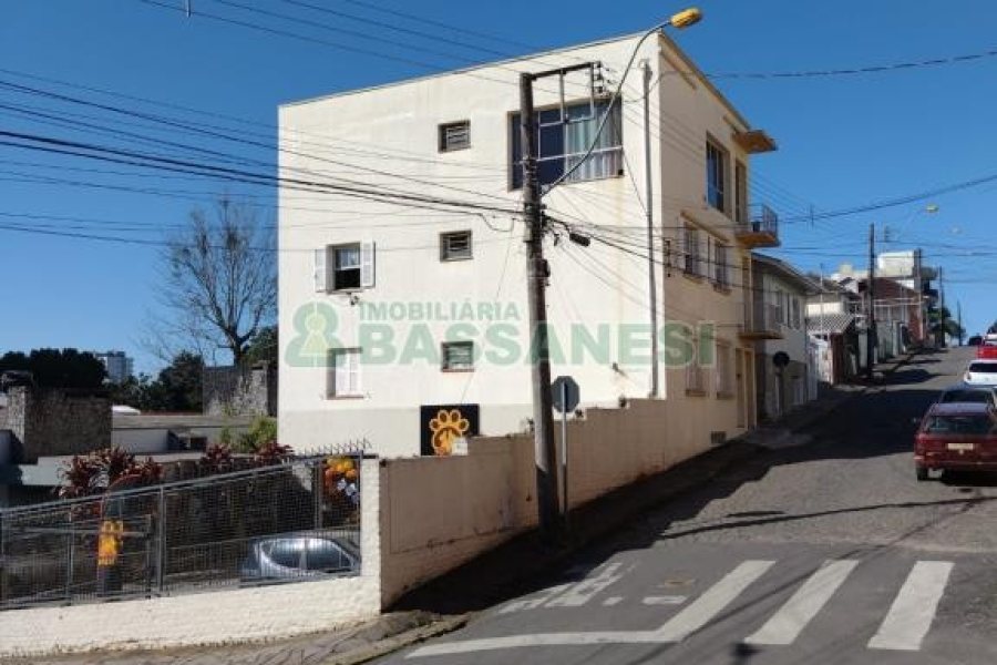 Predio com 313m², 3 dormitórios, 6 vagas, no bairro Rio Branco em Caxias do Sul para Comprar