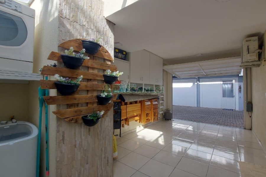 Sobrado com 86m², 3 dormitórios, 2 vagas, no bairro Interlagos em Caxias do Sul para Comprar